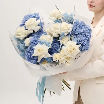 Букет в голубых оттенках с гортензией и аспарагусом